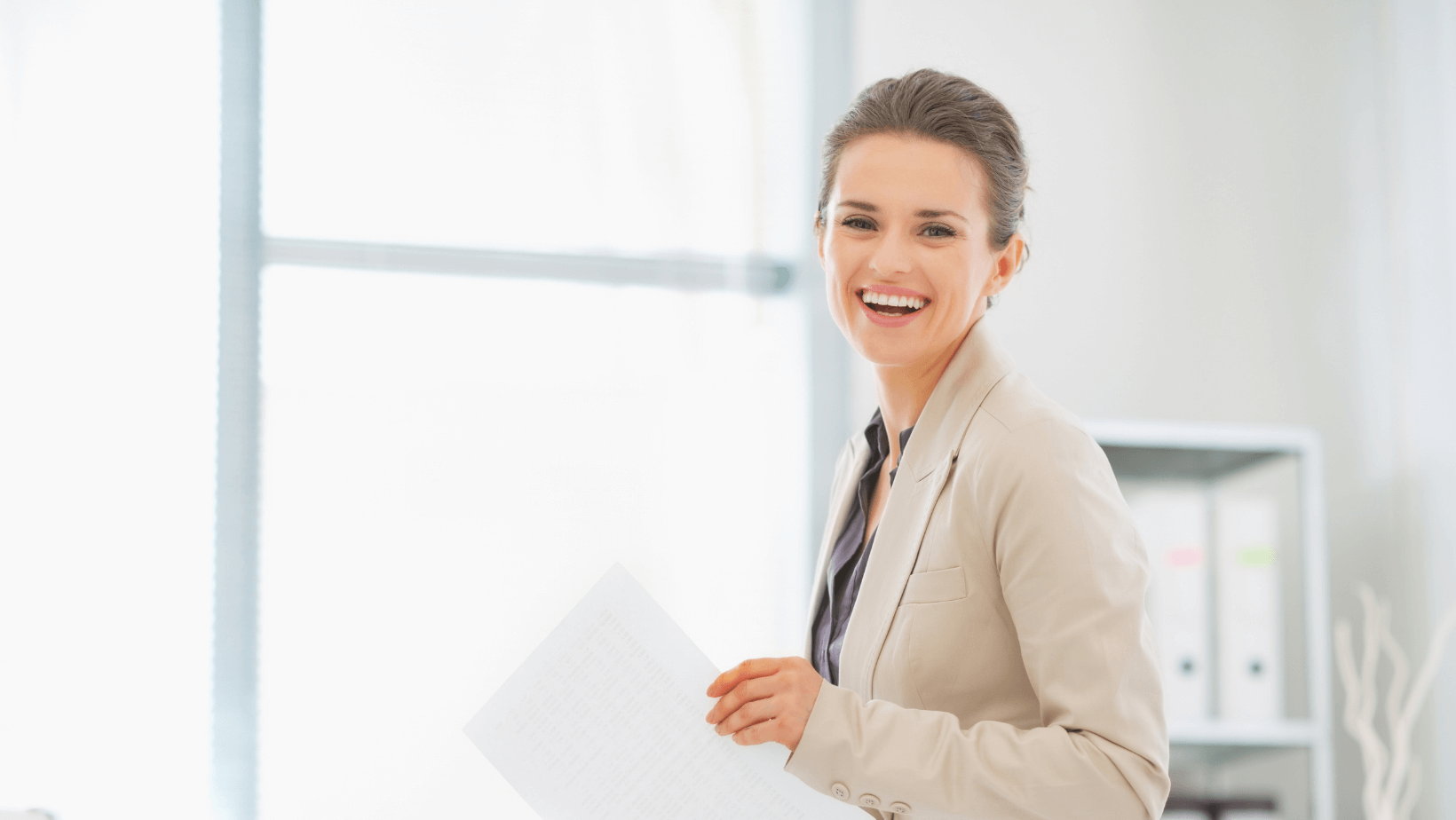 EJEMPLO DE MUJER ASERTIVA ESCRITORIO